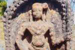 பழமையான வளரி ஆயுதத்துடன் நடுகல்