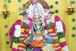 மாகாளியம்மனுக்கு பெண்கள் மாவிளக்கு, தீர்த்தக் காவடி எடுத்து தரிசனம்