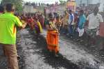 மண்டு காளியம்மன் கோயில் விழா : பக்தர்கள் பூக்குழி இறங்கினர்