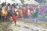 கமுதி கோயிலில் பூக்குழி இறங்கி பக்தர்கள் நேர்த்திகடன்
