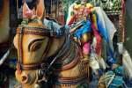 குதிரை வாகனத்தில் வரதராஜ பெருமாள் உலா