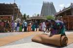 அருணாசலேஸ்வரர் கோவில் வளாகத்தில் பக்தர்கள் வசதிக்காக தரைவிரிப்பு