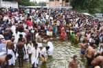 ஆடி அமாவாசை: நீர் நிலைகளில் குவிந்த பக்தர்கள் புனித நீராடி வழிபாடு