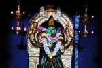 ஆடி வெள்ளி : தங்க கவச அலங்காரத்தில் கன்னிகாபரமேஸ்வரி அம்மன்