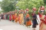 மழை வேண்டி மண்பானையில் தீர்த்தம் எடுத்த பக்தர்கள்