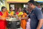 ஆடி வெள்ளி : அம்மன் கோயிலில் பக்தர்களுக்கு கூழ் வழங்கப்பட்டது