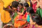 ஆடிப்பூர விழாவில் வளைகாப்பு : அம்மனுக்கு வளையல் அலங்காரம்