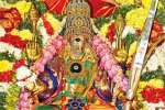 நவராத்திரி முதல் நாள்: கொலுவுடன் கோலாகலமாக துவங்கியது வழிபாடு