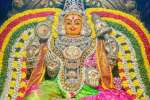 நவராத்திரி முதல் நாள் : மனோன்மணி அலங்காரத்தில் தஞ்சை பெரியநாயகி