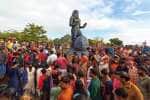 ராயிரநல்லூர் மலையேற்றம் : பல்லாயிரக்கணக்கான பக்தர்கள் பக்திப் பரவசம்