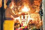 சந்திர கிரகணத்தில் திருநள்ளாறு சனிபகவான் கோவில் நடை திறப்பு