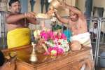 சுருட்டபள்ளி பள்ளி கொன்டேஸ்வரர் கோயிலில் ருத்ர அபிஷேக  பூஜை