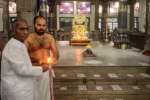 பிரதமர் மோடி தாயார் ஆத்மா சாந்தி அடைய இளையராஜா மோட்ச தீபம் ஏற்றி வழிபாடு
