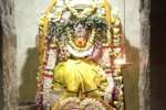 பண்ணாரி அம்மன் கோவிலில் சிறப்பு பூஜை: கண்ணாடியில் நிலவைப் பார்த்து பக்தர்கள் வேண்டுதல்
