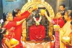 சக்திபீடத்தில் இளநீர் அபிஷேகம் செய்து பெண்கள் வழிபாடு