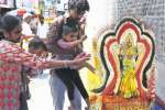 பொள்ளாச்சி மாரியம்மன் கோவிலில் தேர் சக்கரங்களுக்கு உப்பு, மிளகு கொட்டி வழிபாடு