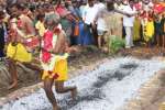 பிள்ளையார்நத்தம் மகாமுத்து மாரியம்மன் கோவிலில் பூக்குழி இறங்கிய பக்தர்கள்