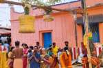 காளியம்மன் கோயில் விழா: கற்றாழையில் தொங்கிய உரல், உலக்கை, திருகு