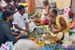 நொய்யல் ஆற்றங்கரையில் முன்னோர்களுக்கு திதி கொடுத்து வழிபாடு