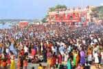 ஆடி அமாவாசை: ராமேஸ்வரம் அக்னிதீர்த்த கடலில் குவிந்த பக்தர்கள்.. புனித நீராடி வழிபாடு