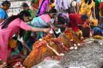 ஆடிச்செவ்வாய்; அகத்தீஸ்வரர் கோவில் புற்றில் பால் ஊற்றி பெண்கள் வழிபாடு