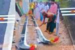 சிங்கம்புணரியில் தயாரான 18 அடி உயர நேர்த்திக்கடன் அரிவாள்கள்; கருப்பர் கோயிலுக்கு அனுப்பி வைப்பு