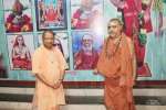 வாரணாசியில் விஜயேந்திரரை சந்தித்து ஆசி பெற்ற உபி முதல்வர் யோகி ஆதித்யநாத்