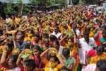 அரசாளவந்த அம்மன் கோயில் பால்குட விழா;  ஆயிரக்கணக்கான பக்தர்கள் தரிசனம்