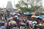 ஆதிபுரீஸ்வரர் கவசம் திறப்பு; கொட்டும் மழையில் குடை பிடித்தபடி குவிந்த பக்தர்கள்