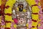 முத்துமாரியம்மன் கோவிலில் மூலவருக்கு சிறப்பு அபிஷேகம் 