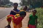 நூறு சாமிகள் இருந்தாலும்.. கோயிலுக்கு பாதயாத்திரையாக கால்கள் செயலிழந்த தாயை தூக்கி சென்ற மகன்