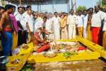 மேல்மலையனுார் அங்காளம்மன் கோவிலில் தேர் கட்டும் பணி துவக்கம்