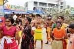 பழநிக்கு அலகு குத்தி வந்த பக்தர்கள்