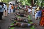 சாப்பிட்ட இலையில் அங்கப் பிரதட்சணம் செய்து பக்தர்கள் வழிபாடு