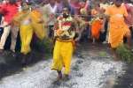 மகாமுத்து மாரியம்மன் கோயில் விழாவில் பூக்குழி இறங்கிய பக்தர்கள்