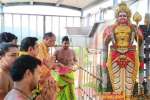 முத்துமலை முருகன் கோவிலில் இ.பி.எஸ்; வெற்றி வேண்டி முருகனின் வயிற்றுப்பகுதியில் அமர்ந்து தியானம்