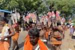 மடப்புரம் பத்ரகாளியம்மன் கோயிலுக்கு காவடி சுமந்து வந்த பக்தர்கள்