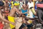 மகாலட்சுமி கோவிலில் பக்தர்கள் தலையில் தேங்காய் உடைத்து நேர்த்திக்கடன்