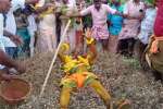 இலந்தை செடி முள் மீது படுத்து அருள்வாக்கு கூறிய பூஜாரி 