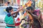 பாரம்பரியம் மாறாத மஞ்சள் தண்ணீர் ஊற்றும் விழா; முறை மாமன்கள் மீது நீர் ஊற்றி கொண்டாட்டம்