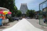   காஞ்சி வரதர் கோவிலில் பக்தர்கள் பாதங்களை காக்க தார் சாலையிலும் ‛கூலிங்’ வர்ணம்