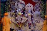 கிருஷ்ண ஜென்மாஷ்டமி; மதுரா கிருஷ்ணன் கோவிலில் குவிந்த பக்தர்கள்.. பாடல்கள் பாடி பரவசம்