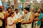 திருநள்ளார் சனீஸ்வர பகவான் கோவிலில் நடிகர் ரஜினிகாந்த் மகள் சௌந்தர்யா தரிசனம்