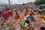 திருக்கோஷ்டியூர் மாசித் தெப்ப திருவிழா; கொட்டும் மழையில் பெண்கள் தீப வழிபாடு