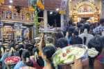 நெல்லுக்கடை மாரியம்மன் கோவில் பூச்சொரிதல் விழா; மாரியம்மனுக்கு பூவால் அபிஷேகம்