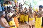 ராமலிங்க சவுடேஸ்வரி கோவிலில் பக்தர்கள் கத்தி போட்டு ஊர்வலம் 
