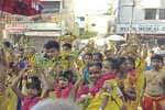 மேலூர் திரவுபதி அம்மன் கோயிலில் பால்குடம் எடுத்த பக்தர்கள்