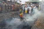 வேடசந்துார் மாரியம்மன் கோயிலில் பூக்குழி இறங்கி பக்தர்கள் நேர்த்திக்கடன்