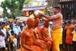 வர்ணமுத்து மாரியம்மன் கோவிலில் மிளகாய் பொடி அபிஷேகம் 