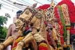 குதிரை வாகனத்தில் வைகை ஆற்றில் இறங்கிய வரதராஜ பெருமாள்